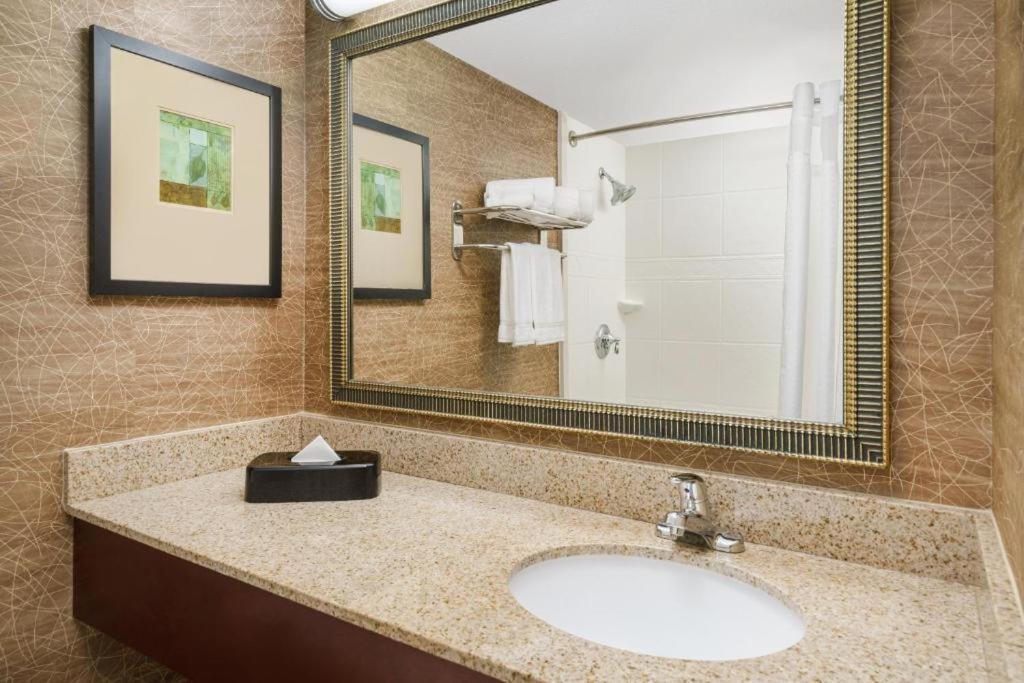 Holiday Inn Express Boston Brockton By Ihg Экстерьер фото